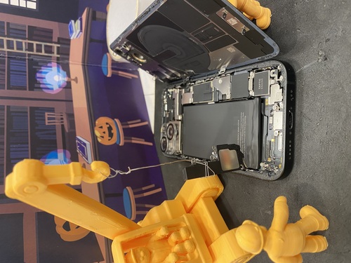 iPhone15のメインスピーカーを取り外して確認している様子
